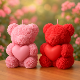 Candela fatta a mano in cera di soia, a forma di orsetto con texture a forma di rosa. Fragranze vegane, vari colori e dimensioni. Prodotta in Portogallo, ideale come regalo.