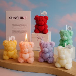 Bougie artisanale en cire de soja, en forme d'ourson et à la texture rose. Parfums vegan, couleurs et tailles variées. Fabriquée au Portugal, idéale pour offrir.