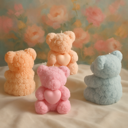 Bougie artisanale en cire de soja, en forme d'ourson et à la texture rose. Parfums vegan, couleurs et tailles variées. Fabriquée au Portugal, idéale pour offrir.
