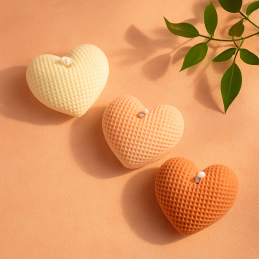 Handmade heart-shaped soy wax candle. Vegan fragrances, various colors and sizes. Made in Portugal - ideal for gift giving.