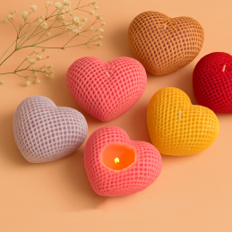 Handmade heart-shaped soy wax candle. Vegan fragrances, various colors and sizes. Made in Portugal - ideal for gift giving.