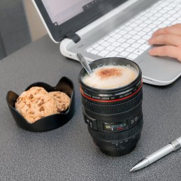 Un'originale e pratica tazza multifunzionale a forma di lente di una macchina fotografica professionale.