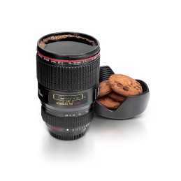 Caneca Térmica Lente Preta Um original e prático copo multifuncional que tem a forma da objetiva de uma câmara fotográfica profissional.