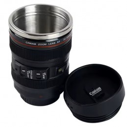 Caneca Térmica Lente Preta Um original e prático copo multifuncional que tem a forma da objetiva de uma câmara fotográfica profissional.