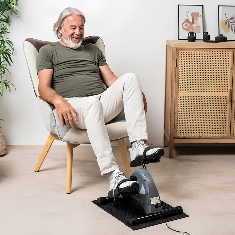 Allena gambe e braccia comodamente e senza sforzo stando seduto a casa: la soluzione ideale per gli anziani che desiderano allenare gambe e braccia.