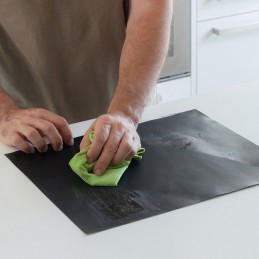 Reusable Oven and BBQ Mats - Pack of 2 Pack of 2 reusable oven and grill mats, PFOA-free, cuttable, non-stick and dishwasher safe. Withstands temperatures up to 265°C.
