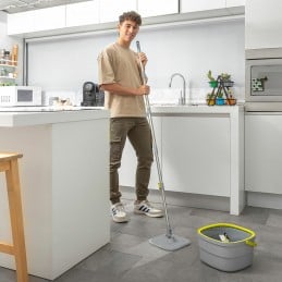 Mocio magico girevole a 360° con secchio a doppia azione Mocio rotante con pulizia automatica, secchio separatore d'acqua, testina girevole a 360°, manico staccabile da 156 cm e 2 panni in microfibra lavabili.