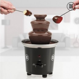 Fonte de Chocolate em Cascata é uma excelente forma de entreter os seus amigos, sobretudo aqueles que não conseguem passar sem chocolate.