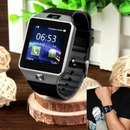 Es kann als Smartwatch verwendet werden, es ist auch ein Telefon. Mit der Möglichkeit, eine SIM-Karte einzulegen und zu telefonieren oder Nachrichten zu senden