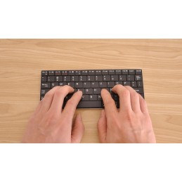 Bluetooth 3.0-Tastatur, eine sehr nützliche und sichere Tastatur für die Arbeit mit verschiedenen Arbeitsgeräten