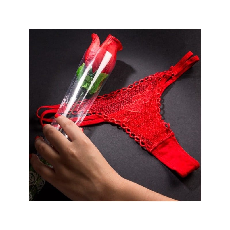 tanga rosa Esta original rosa de tela esconde un increíble tanga en su interior.