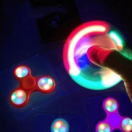 Le LED Spinner est un petit gadget qui vous aidera à passer le temps et à soulager le stress. Parfait pour tous les âges !