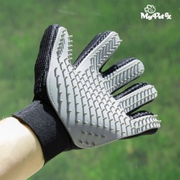 Take care of your pet's coat, removing loose hair and dust while massaging it with this fantastic Glove.