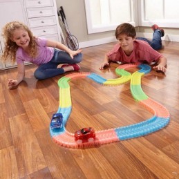 Magic Tracks Magic Track, A race track that twists and bends, with 165 easy-to-assemble pieces and, above all, lots of fun!