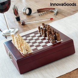 Perfect and very practical for parties and celebrations, as it is a chess set and, at the same time, a complete set of wine accessories.