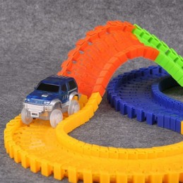 Magic Tracks Magic Track, A race track that twists and bends, with 220 easy-to-assemble pieces and, above all, lots of fun!