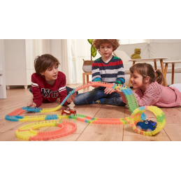 Magic Tracks Magic Track, A race track that twists and bends, with 220 easy-to-assemble pieces and, above all, lots of fun!