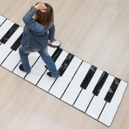 Sautez, jouez, amusez-vous à jouer du piano avec ce Tapis Musical Piano Géant ! Apprenez à jouer du piano de manière ludique et originale