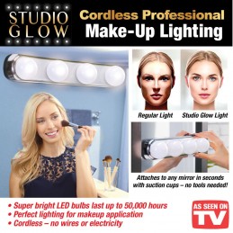 Studio Glow ist das perfekte Beleuchtungsgerät für den täglichen und professionellen Make-up-Einsatz.