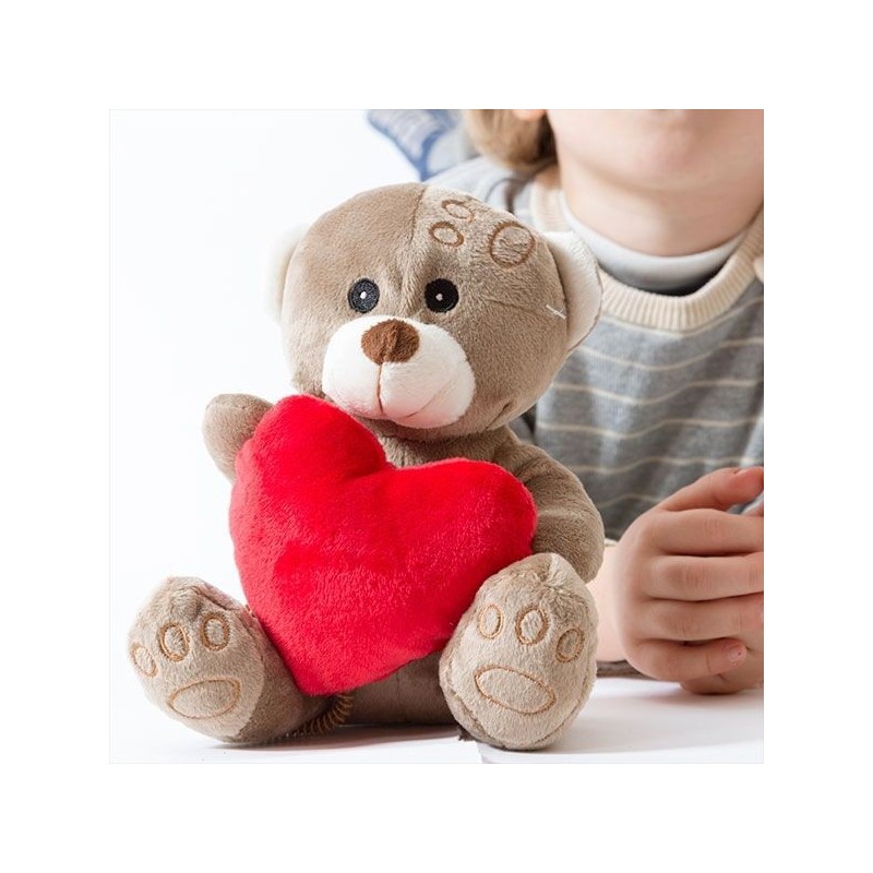O Urso de Peluche com Coração - Bege e Castanho vai conquistá-lo de imediato, Ideal para um presente romântico, é muito suave, com um toque aveludado.