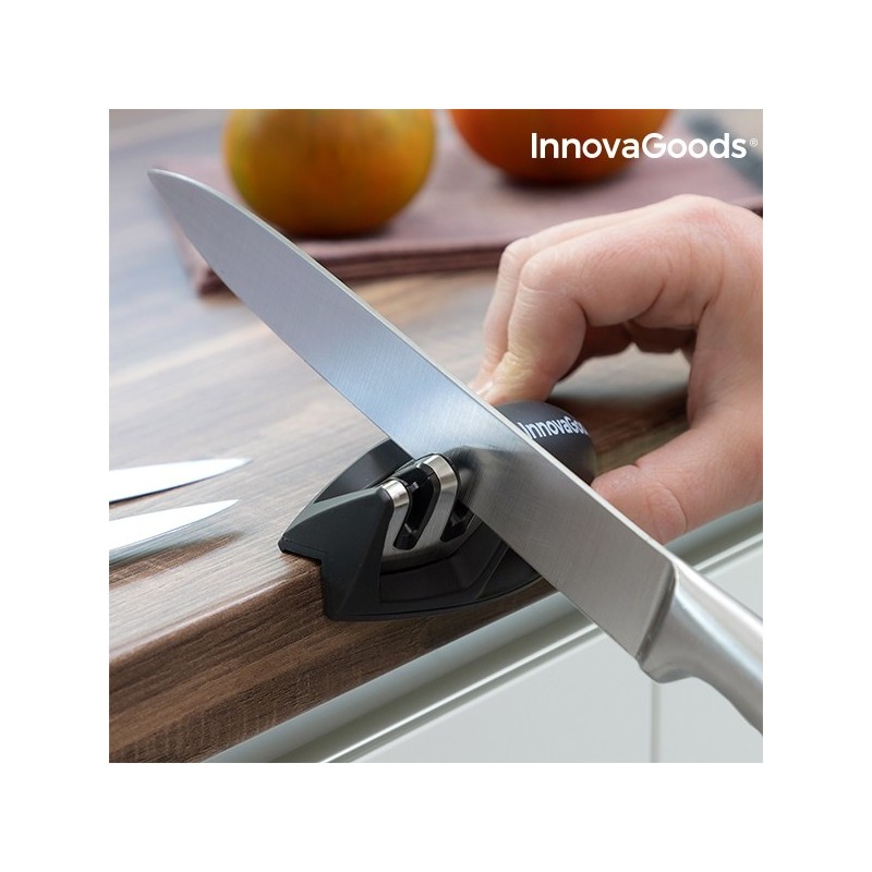 Este afiador de facas permite afiar vários tipos e formas de facas, garantindo um resultado óptimo, com facilidade e comodidade.
