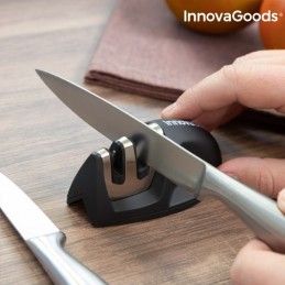 Este afiador de facas permite afiar vários tipos e formas de facas, garantindo um resultado óptimo, com facilidade e comodidade.