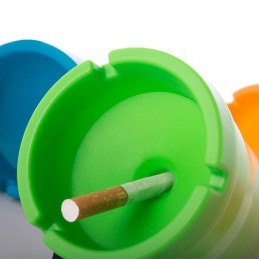 Portable ashtray with lid ideal for taking to the beach or pool and keeping the environment cleaner.