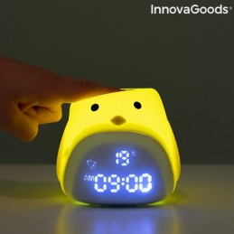 Un reloj digital táctil con forma de pollito que también funciona como luz nocturna con 3 niveles de intensidad y muestra la fecha y la temperatura.