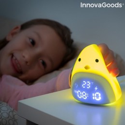 Un reloj digital táctil con forma de pollito que también funciona como luz nocturna con 3 niveles de intensidad y muestra la fecha y la temperatura.