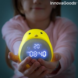 Um relógio digital tátil em forma de pintainho que funciona também como luz de presença com 3 níveis de intensidade e mostra a data e a temperatura.
