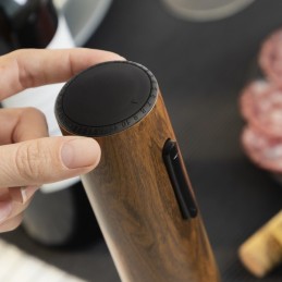 Un tire-bouchon électrique de grande qualité et au design innovant, utile pour ouvrir les bouteilles des meilleurs vins de manière pratique et efficace !