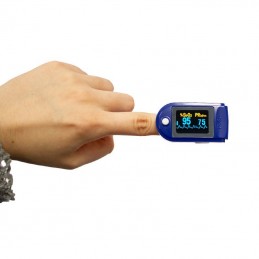 Saturimetro da dito compatto e leggero che consente di misurare la saturazione di ossigeno nel sangue e la frequenza cardiaca.