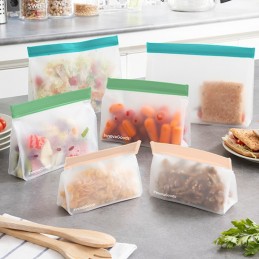 A set of 6 reusable bags with airtight closure to transport food or store it in the fridge or freezer - even liquids