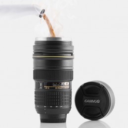 Un original y práctico vaso multifuncional que tiene la forma del objetivo de una cámara fotográfica profesional.