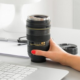 Un original y práctico vaso multifuncional que tiene la forma del objetivo de una cámara fotográfica profesional.