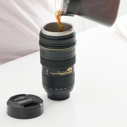 Un original y práctico vaso multifuncional que tiene la forma del objetivo de una cámara fotográfica profesional.