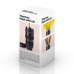 Un original y práctico vaso multifuncional que tiene la forma del objetivo de una cámara fotográfica profesional.