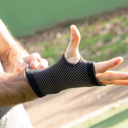 Este é um produto que vem para auxiliar e melhorar o seu quotidiano, o seu design confortável e inovador é ideal para evitar e ajudar contra dores no pulso.