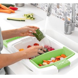 Une planche à découper extensible originale et polyvalente avec plateau amovible, passoire intégrée et récipient amovible pour placer les aliments ou les déchets.