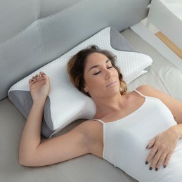 A viscoelastic cervical pillow with ergonomic contours for optimal support of the head, neck and hands that helps you sleep in the most correct posture.