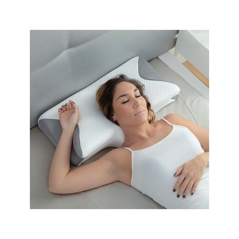 Un cuscino cervicale viscoelastico dai contorni ergonomici per un sostegno ottimale della testa, del collo e delle mani che aiuta a dormire nella postura più corretta.