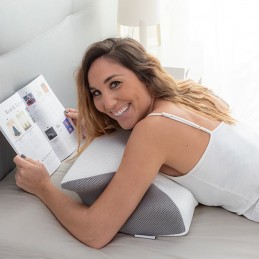 Un cuscino cervicale viscoelastico dai contorni ergonomici per un sostegno ottimale della testa, del collo e delle mani che aiuta a dormire nella postura più corretta.