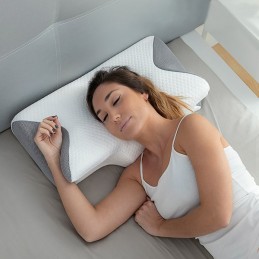 Un cuscino cervicale viscoelastico dai contorni ergonomici per un sostegno ottimale della testa, del collo e delle mani che aiuta a dormire nella postura più corretta.