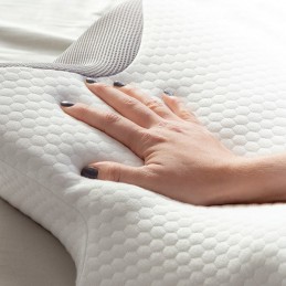 Un cuscino cervicale viscoelastico dai contorni ergonomici per un sostegno ottimale della testa, del collo e delle mani che aiuta a dormire nella postura più corretta.