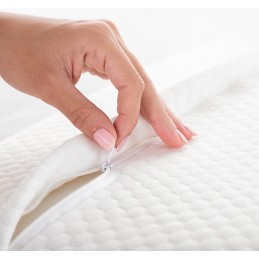 Un cuscino cervicale viscoelastico dai contorni ergonomici per un sostegno ottimale della testa, del collo e delle mani che aiuta a dormire nella postura più corretta.