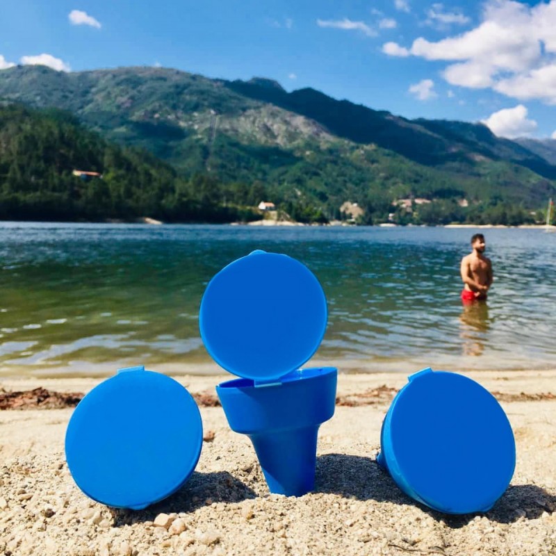 Proteggi l'ambiente con questo posacenere da spiaggia, evitando di gettare i mozziconi per terra.