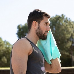 Una toalla original e innovadora que te ayudará a refrescarte después de hacer deporte y ejercicio.