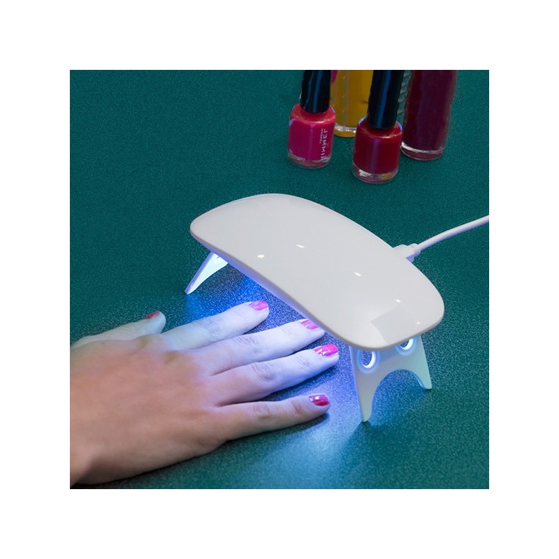 Un mini sèche-ongles pratique pour sécher vos ongles rapidement et confortablement, garantissant une finition parfaite et professionnelle.