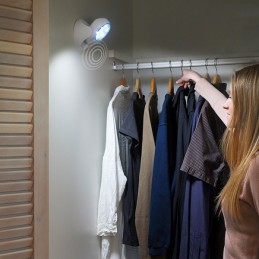 O sensor de luz de presença de movimento é um dispositivo inteligente que é ativado pelo movimento, usando a tecnologia infravermelha avançada.