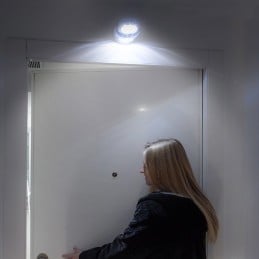 Der Bewegungs-Präsenzlichtsensor ist ein intelligentes Gerät, das mithilfe fortschrittlicher Infrarottechnologie durch Bewegung aktiviert wird.